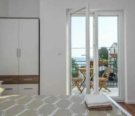 In Sv. Filip I Jakov 53915 Apartment